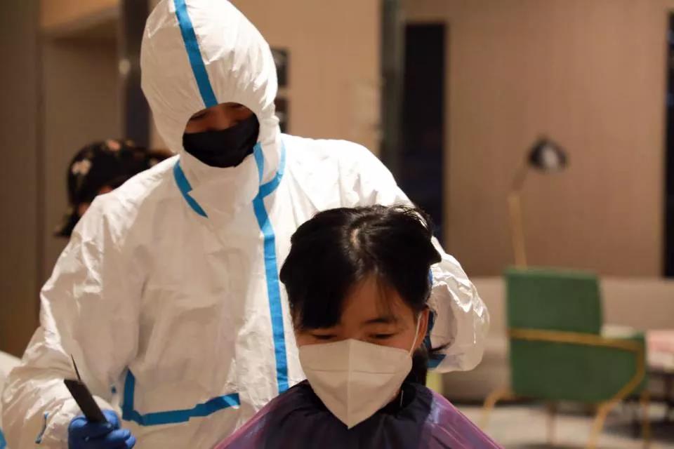 100多位赴武漢醫(yī)療隊(duì)女隊(duì)員“削”掉秀發(fā) ——武漢市委秘書長(zhǎng)說(shuō)，疫情過(guò)去一定為你們請(qǐng)功！