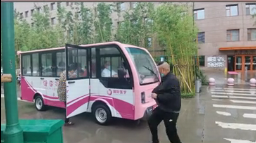 暖心！醫(yī)院下雨天安排擺渡車