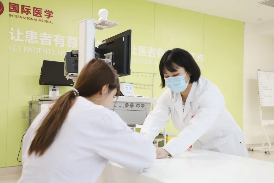 出院手續(xù)床前辦理，「移動(dòng)結(jié)算車」便民又惠民！