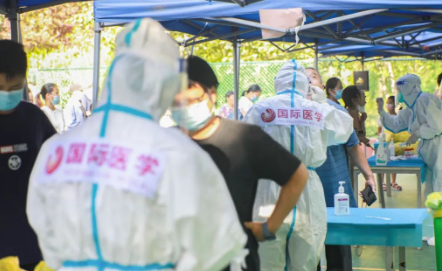 泡白的雙手，濕透的衣服，高溫天氣下的這些“大白”讓人心疼