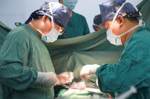 復(fù)診首日，市民排隊(duì)掃碼，有序就診……