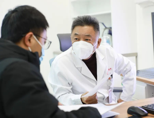 他們?nèi)找箞?jiān)守，為患者照亮就診之路
