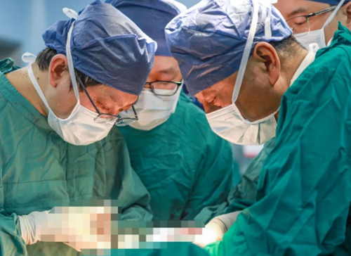 挑戰(zhàn)胸外領(lǐng)域“珠峰”！他為71歲老人摘除胸內(nèi)巨大罕見腫瘤