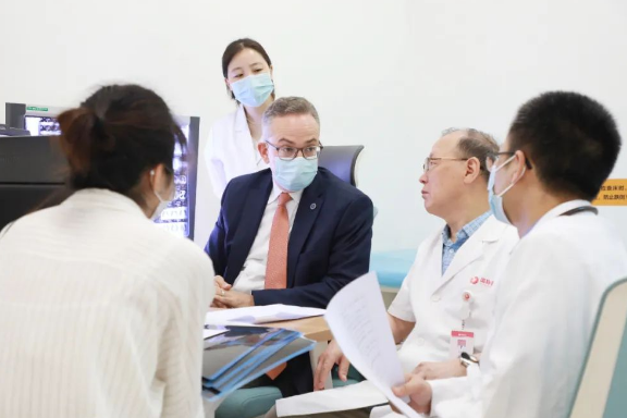 門診、查房、學術(shù)交流……全美排名第一的妙佑醫(yī)療國際專家團隊參與“首屆國際醫(yī)學高峰論壇”國際診療日活動