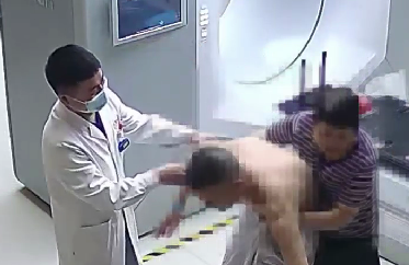 驚險！患者險些跌倒，醫(yī)生跳過治療床扶患者