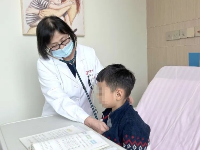 支原體肺炎來了！住院扎堆，學習桌搬到病房，孩子邊寫作業(yè)邊打點滴