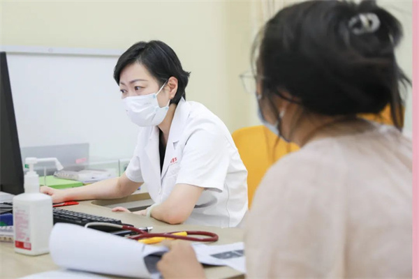 生長發(fā)育、視力矯治、泌尿外科……暑假未到，兒科門診已排起長隊